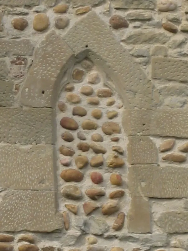 Fenêtre trilobée de l'ancien oratoire de la famille de Revel Barbarin au 14ème siècle Fenêtre trilobée de l'ancien oratoire de la famille de Revel Barbarin au 14ème siècle